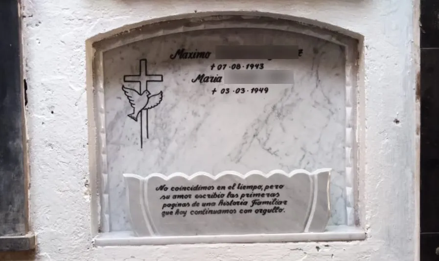Lápida instalada en Cementerio Católico