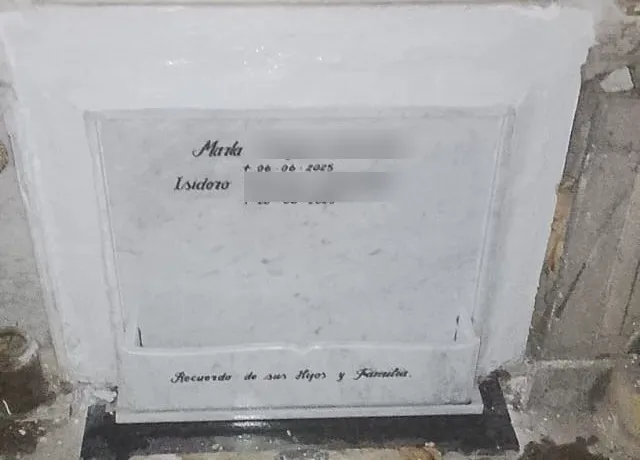 Lápida instalada en Cementerio Católico