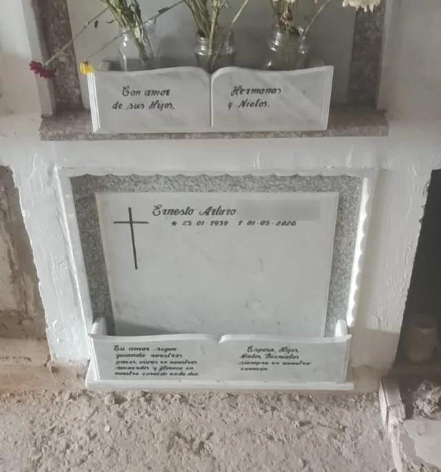 Lápida instalada en Cementerio Católico