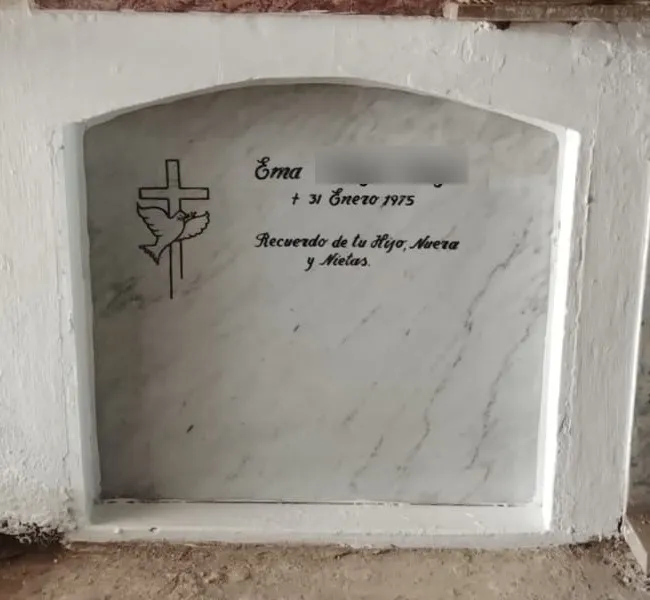 Lápida instalada en Cementerio Católico