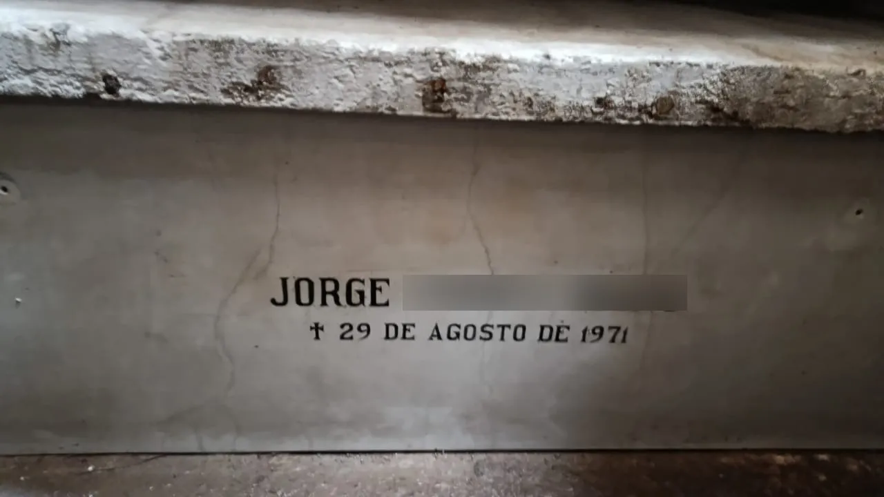 Lápida instalada en Cementerio General