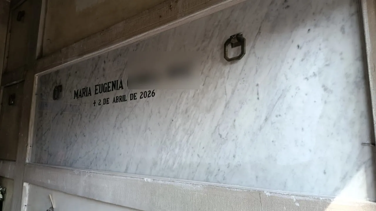 Lápida instalada en Cementerio General