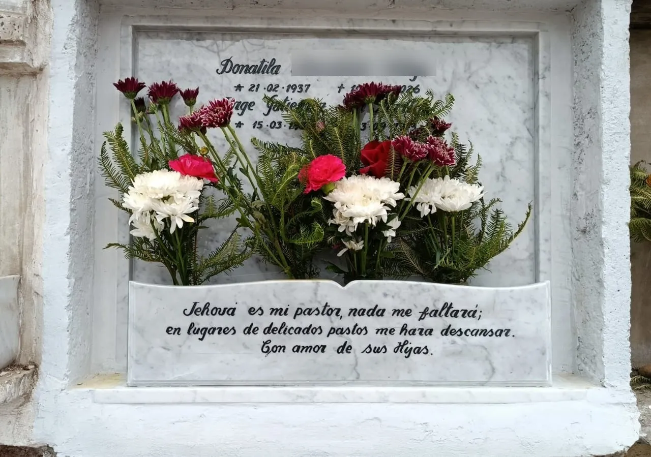 Lápida instalada en Cementerio General
