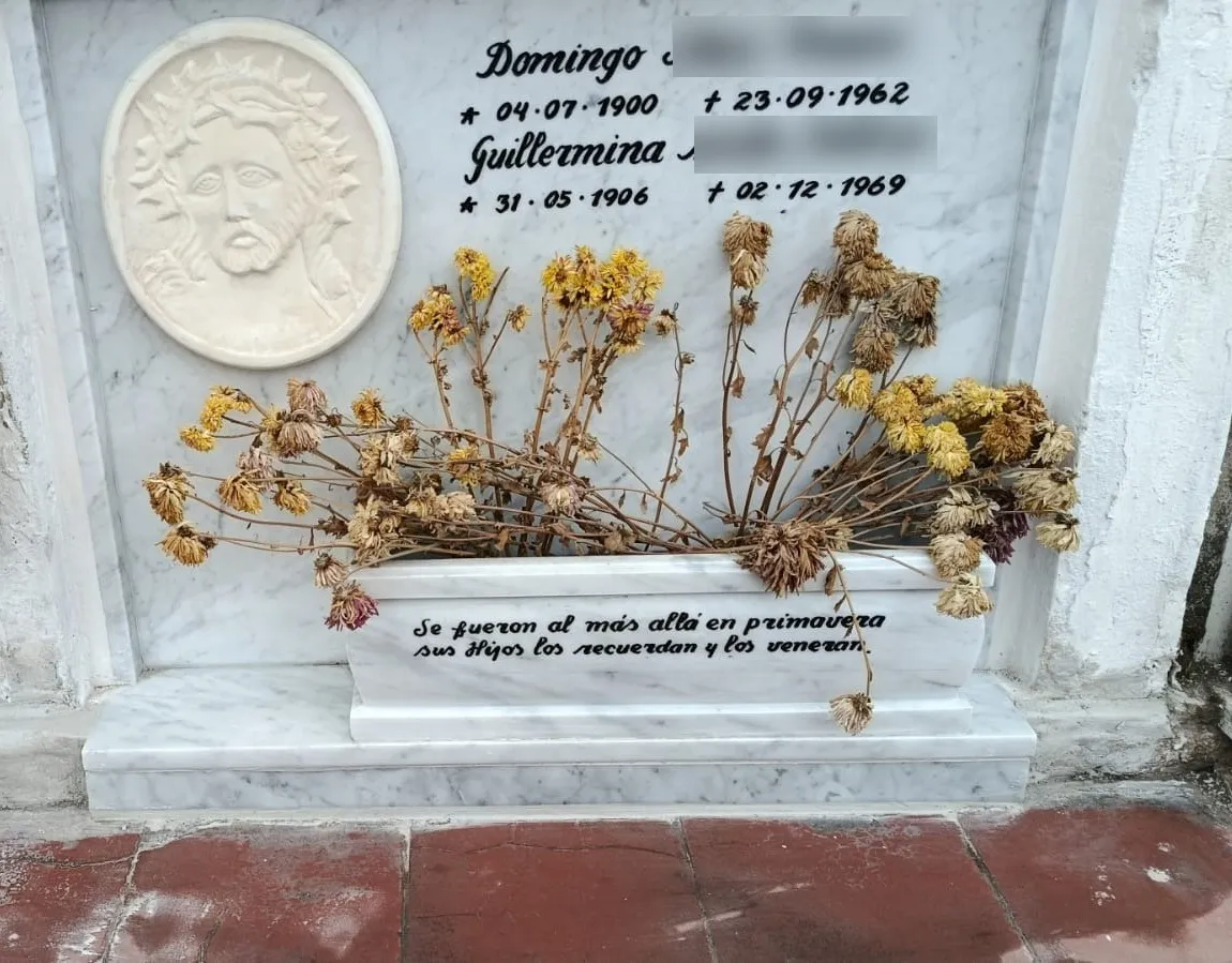 Lápida instalada en Cementerio General