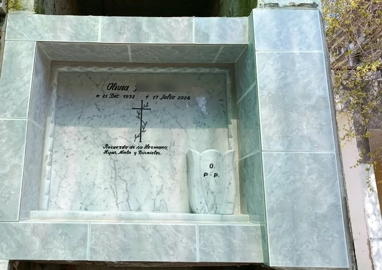 Lápida instalada en Cementerio General