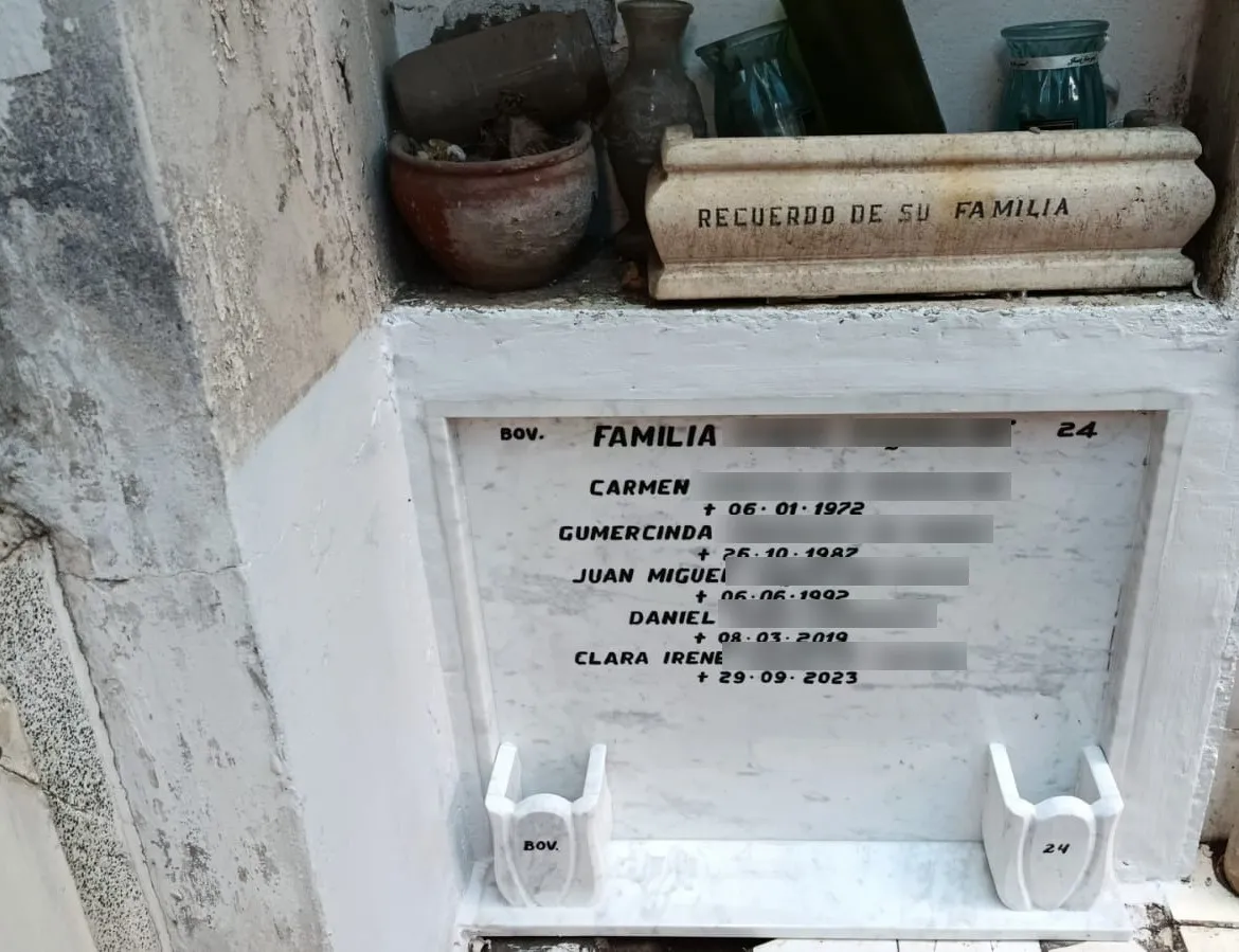 Lápida instalada en Cementerio General