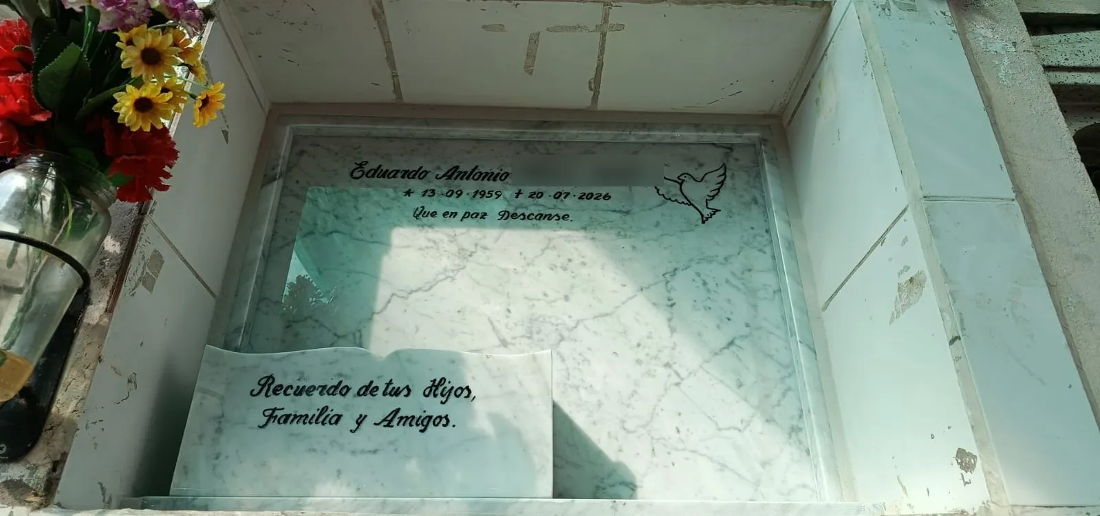 Lápida instalada en Cementerio General