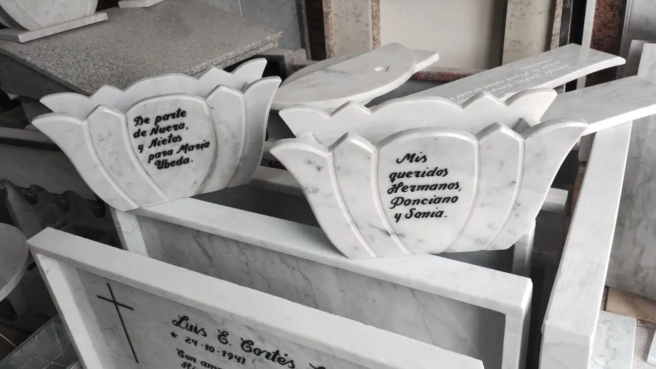 Trabajo en mármol realizado por Cat any — Jarrones