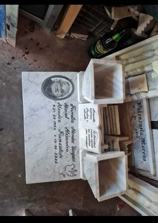 Trabajo en mármol realizado por Cat any — Lápidas de parque