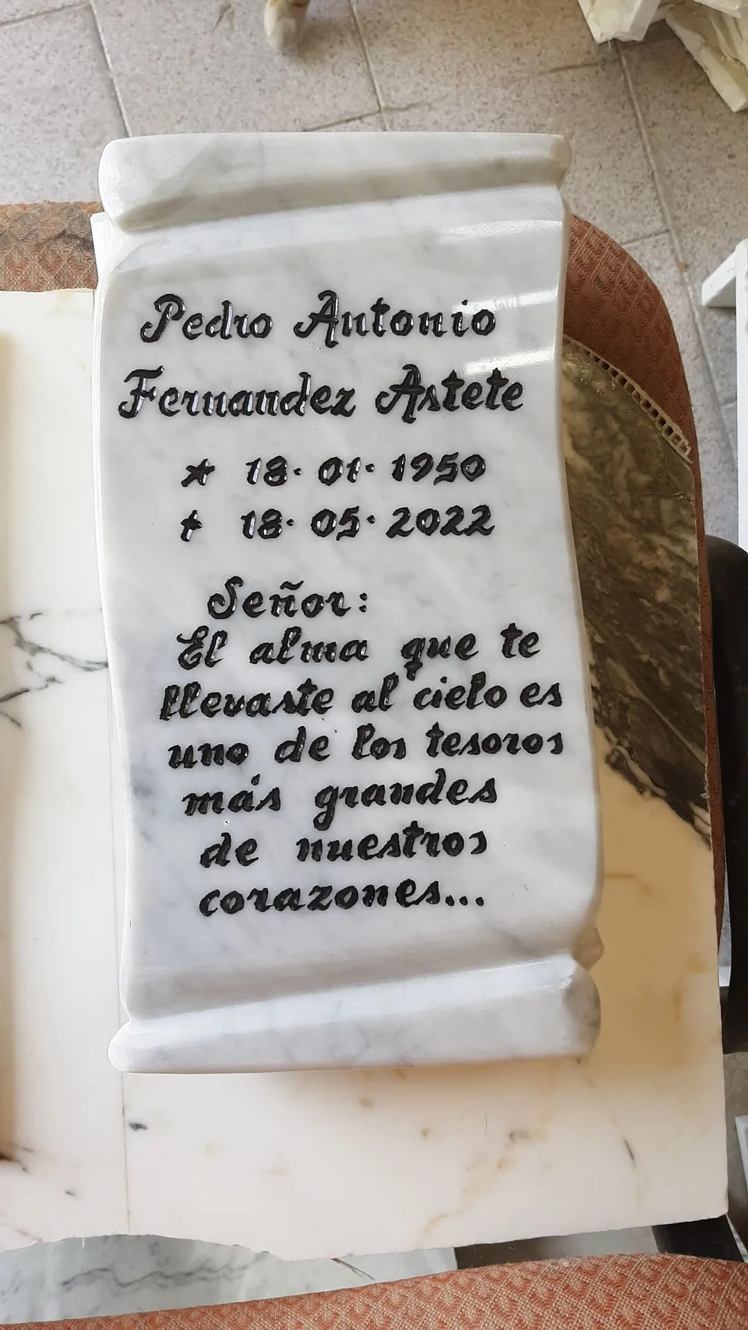 Trabajo en mármol realizado por Cat any — Libros y placas