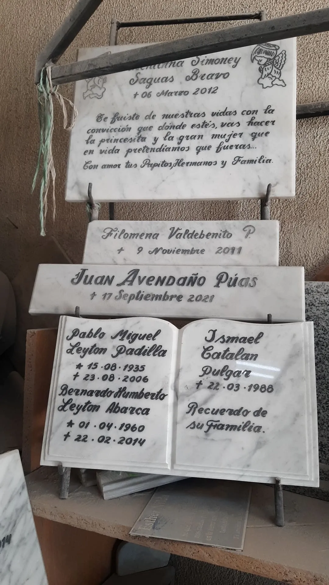 Trabajo en mármol realizado por Cat any — Libros y placas