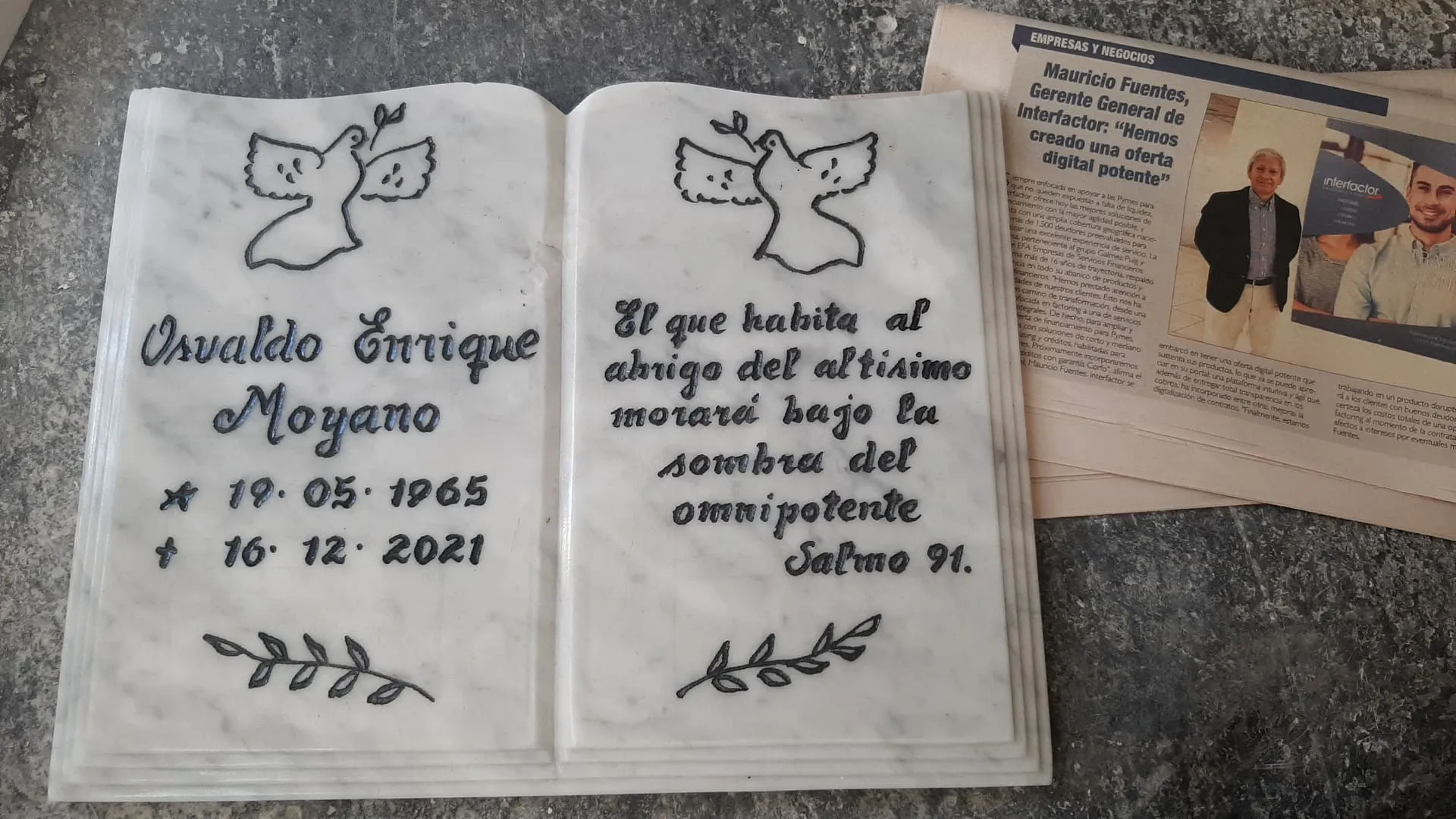 Trabajo en mármol realizado por Cat any — Libros y placas