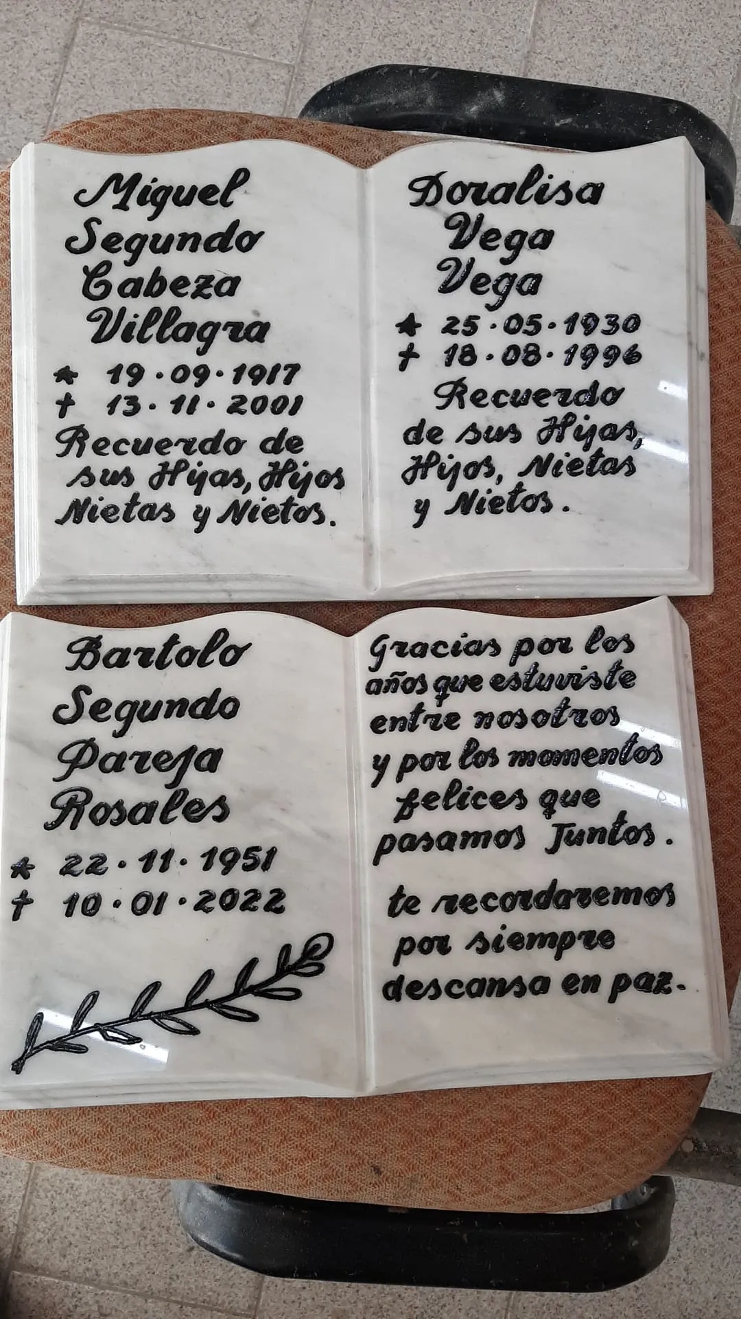 Trabajo en mármol realizado por Cat any — Libros y placas