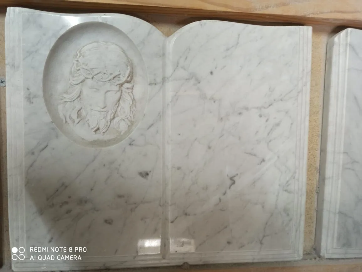 Trabajo en mármol realizado por Cat any — Libros y placas
