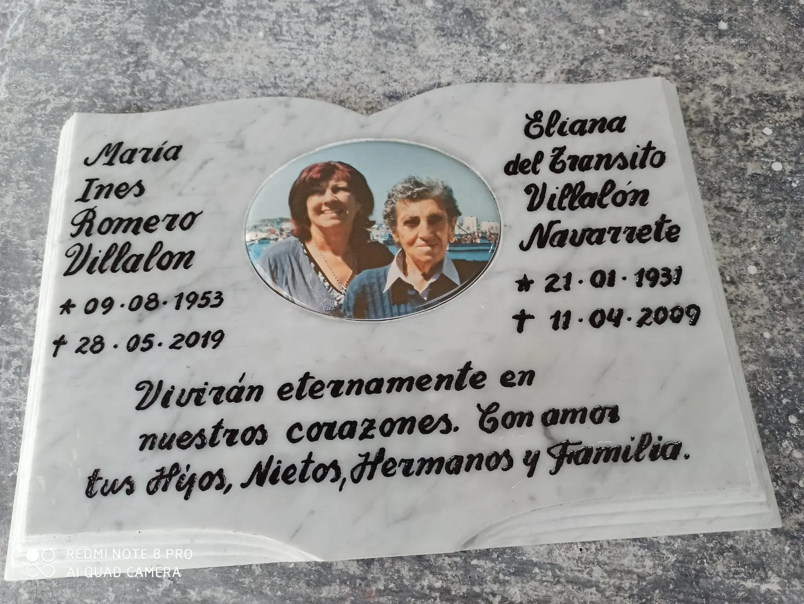 Trabajo en mármol realizado por Cat any — Libros y placas