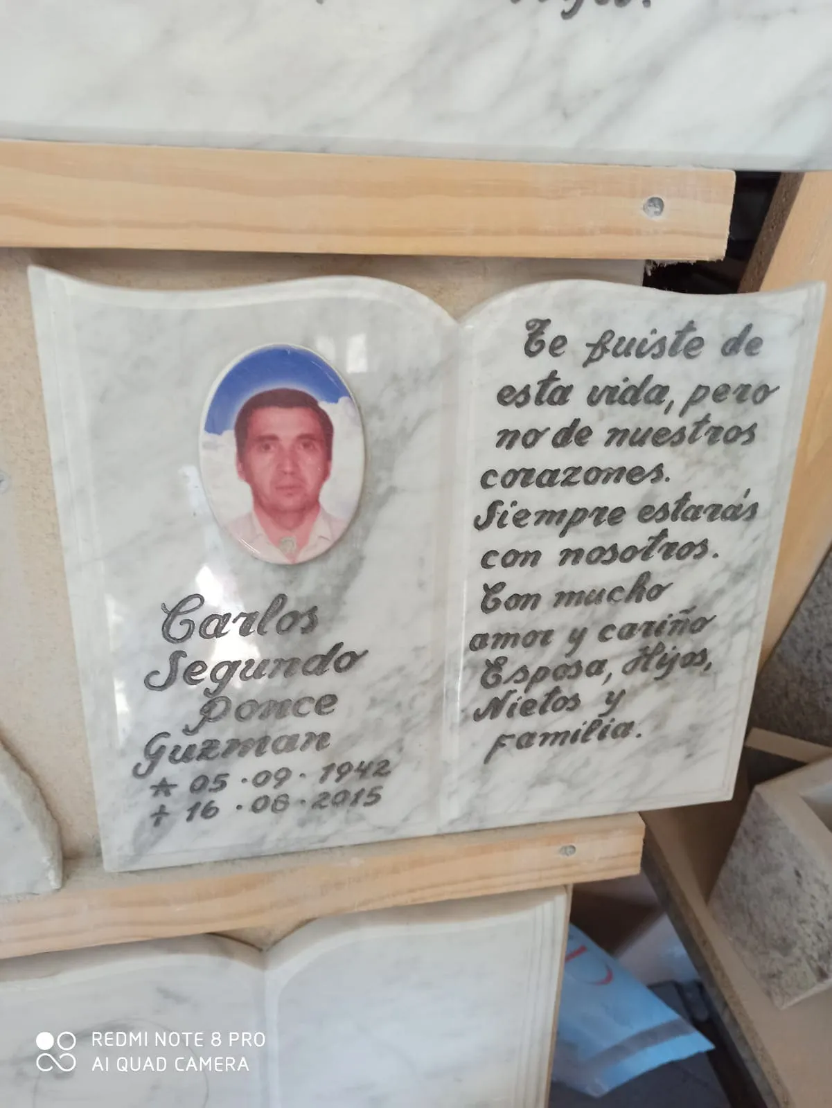 Trabajo en mármol realizado por Cat any — Libros y placas