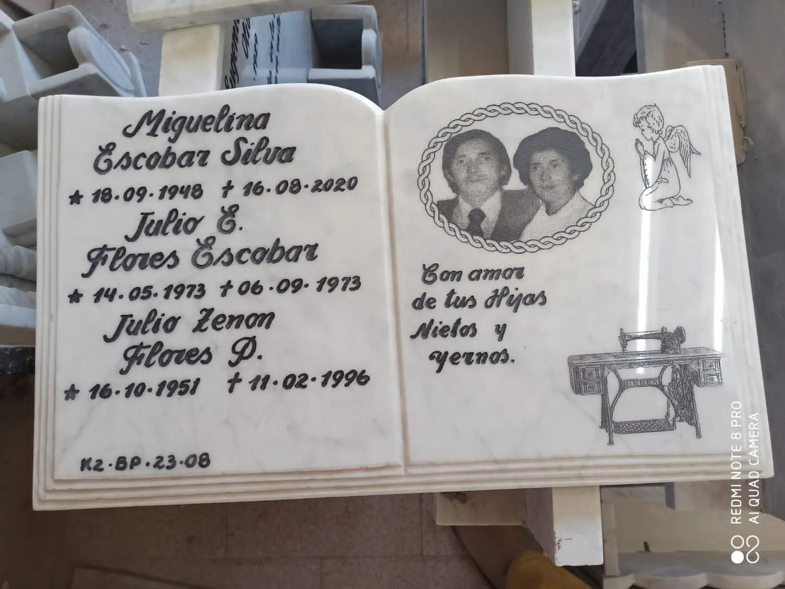 Trabajo en mármol realizado por Cat any — Libros y placas