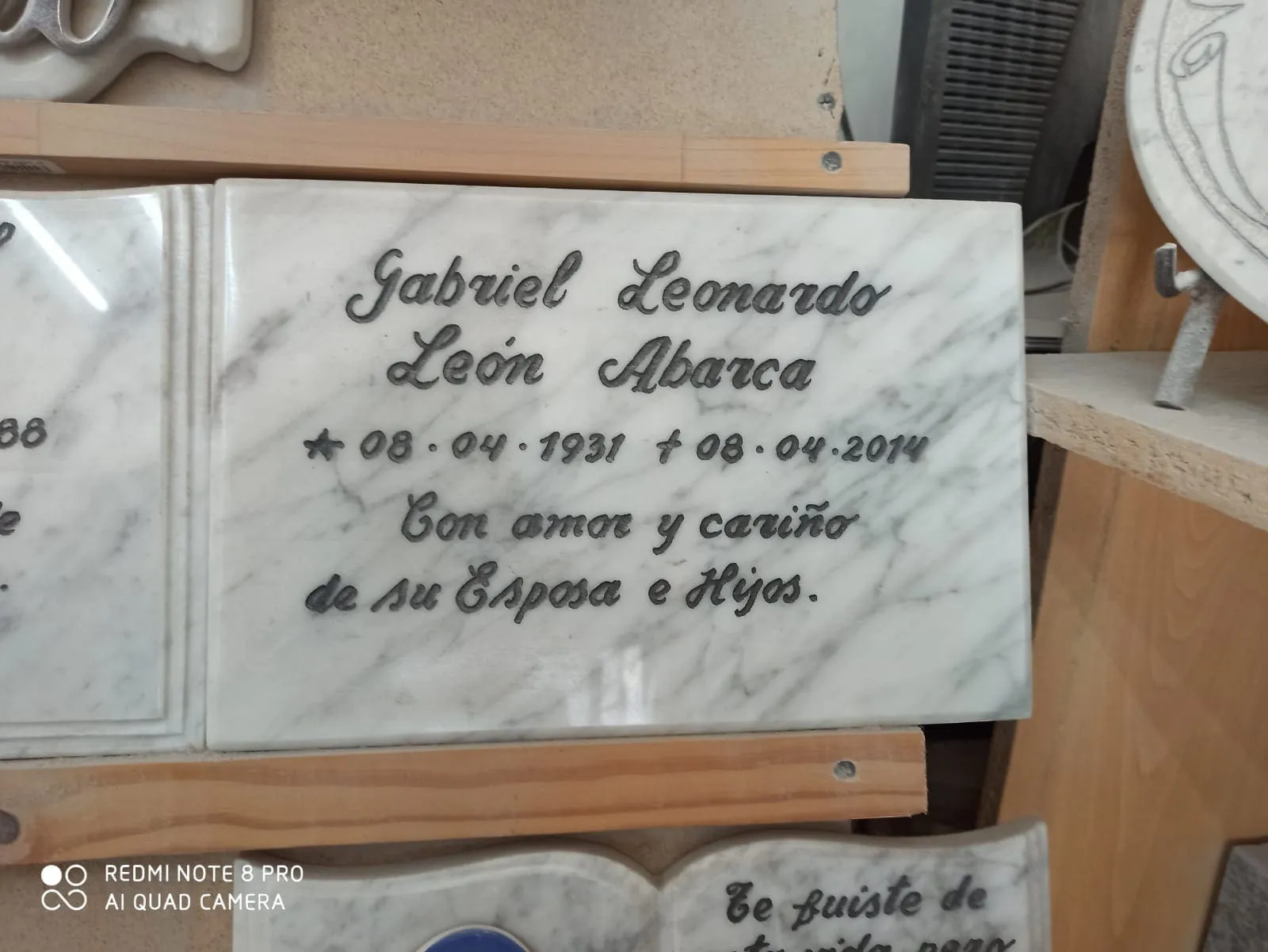 Trabajo en mármol realizado por Cat any — Libros y placas