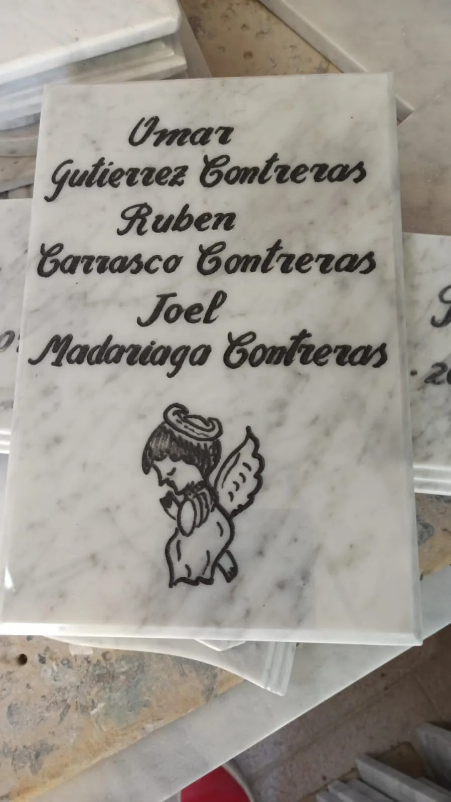 Trabajo en mármol realizado por Cat any — Libros y placas