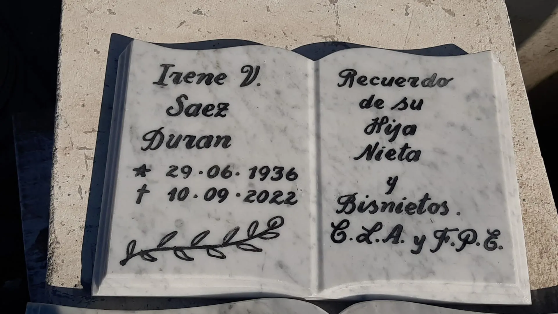 Trabajo en mármol realizado por Cat any — Libros y placas