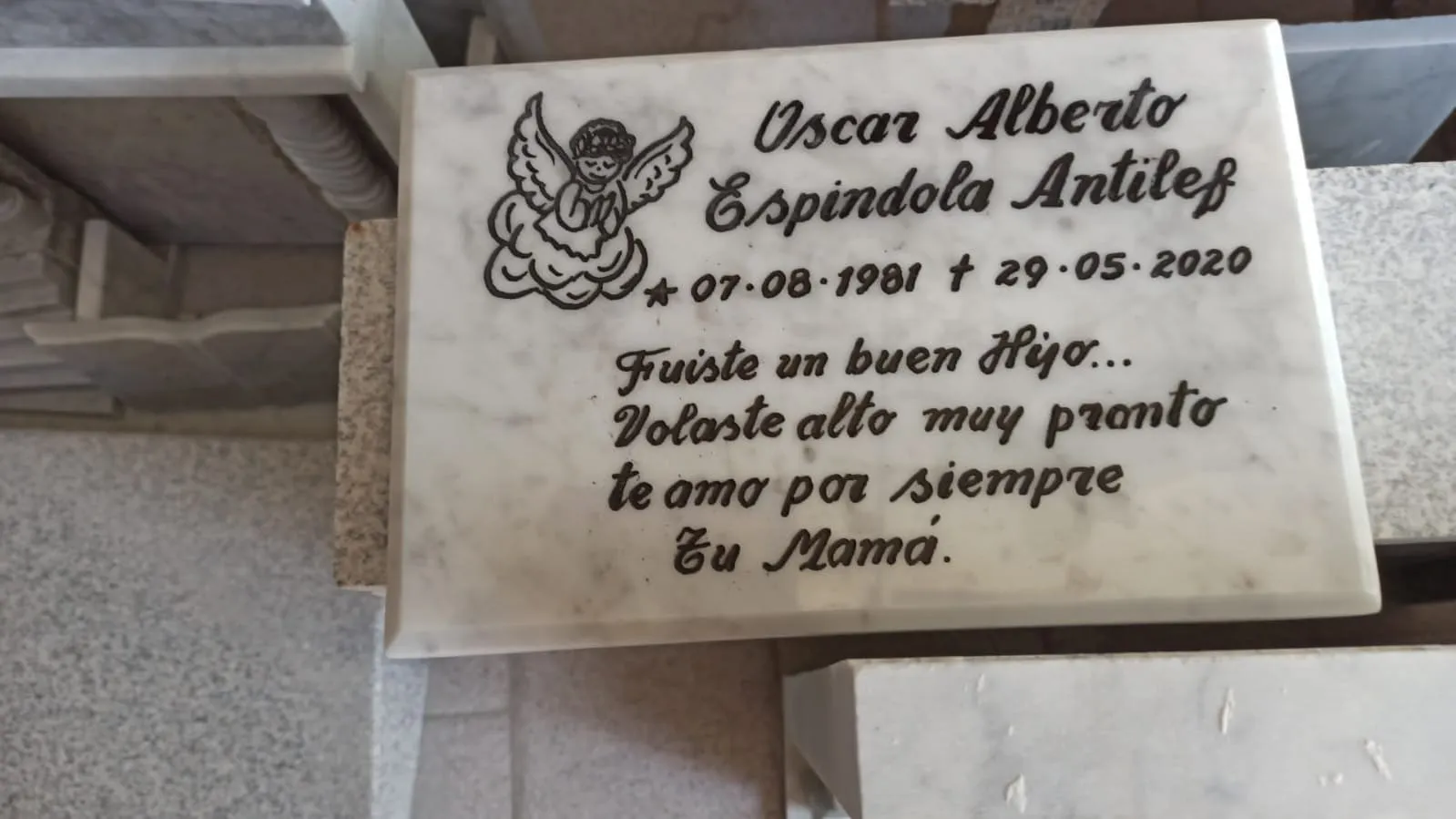 Trabajo en mármol realizado por Cat any — Libros y placas