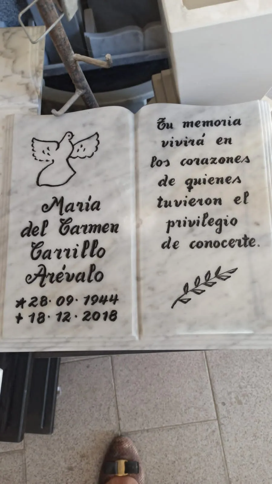 Trabajo en mármol realizado por Cat any — Libros y placas