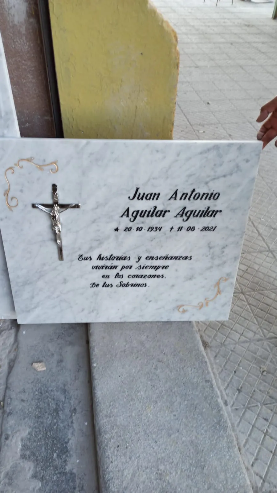 Trabajo en mármol realizado por Cat any — Libros y placas