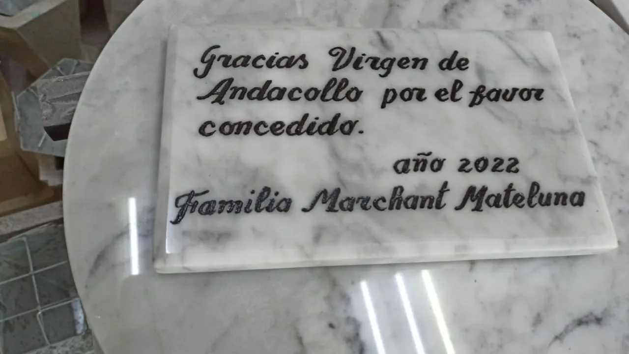 Trabajo en mármol realizado por Cat any — Libros y placas