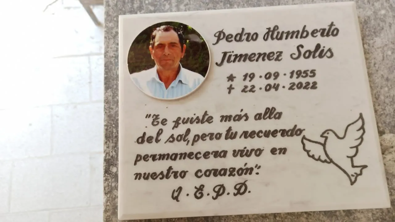 Trabajo en mármol realizado por Cat any — Libros y placas