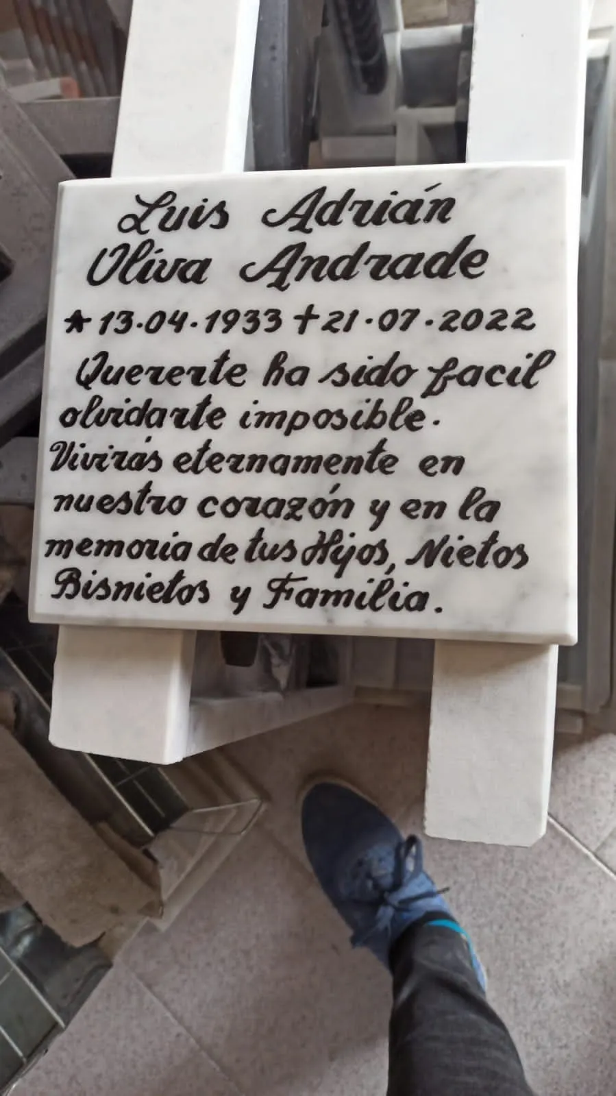 Trabajo en mármol realizado por Cat any — Libros y placas