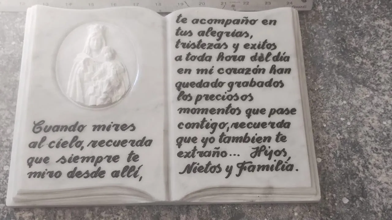 Trabajo en mármol realizado por Cat any — Libros y placas