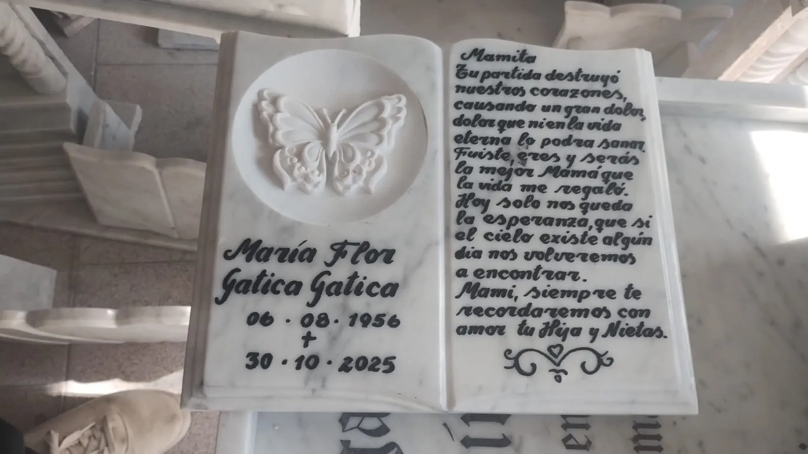 Trabajo en mármol realizado por Cat any — Libros y placas