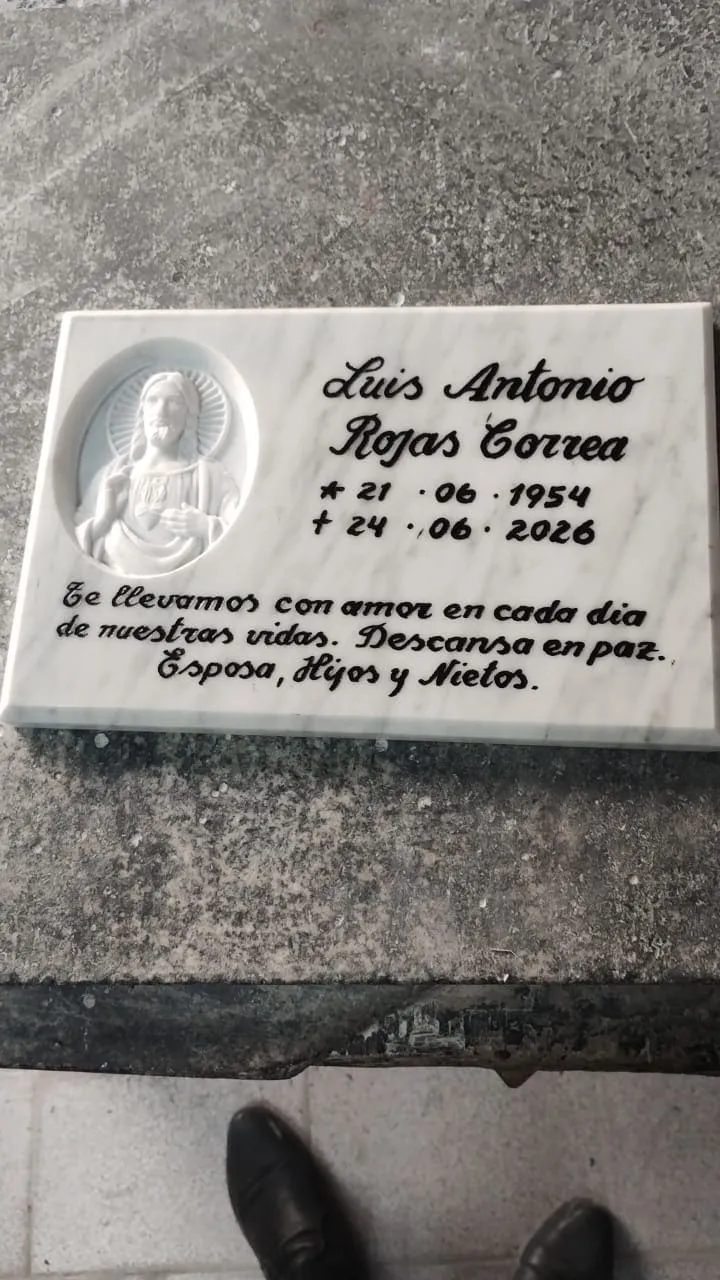 Trabajo en mármol realizado por Cat any — Libros y placas