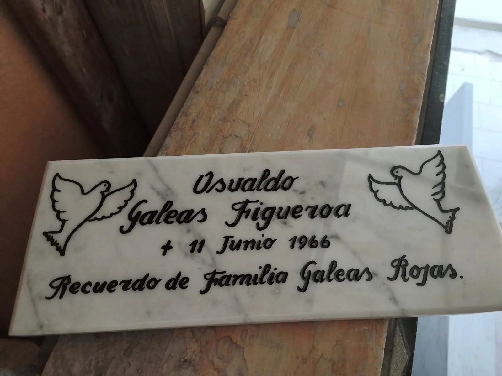 Trabajo en mármol realizado por Cat any — Libros y placas