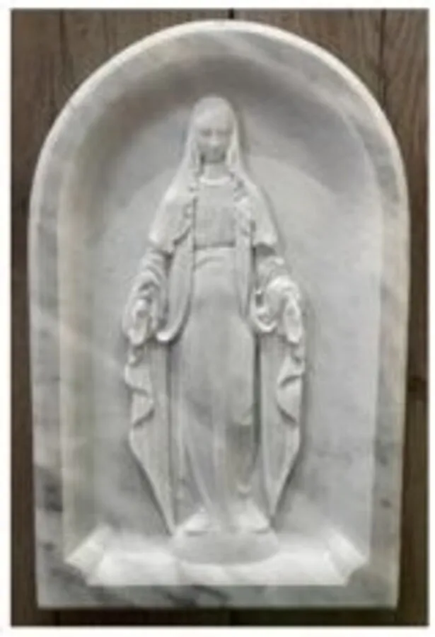 Tallado en mármol: Virgen Milagrosa