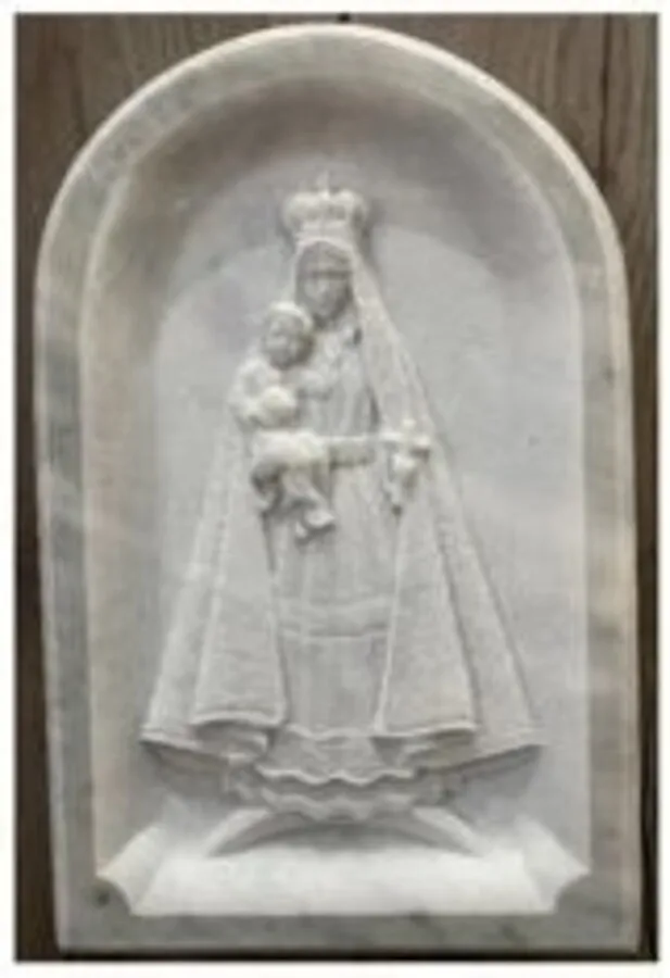 Tallado en mármol: Virgen con el Niño