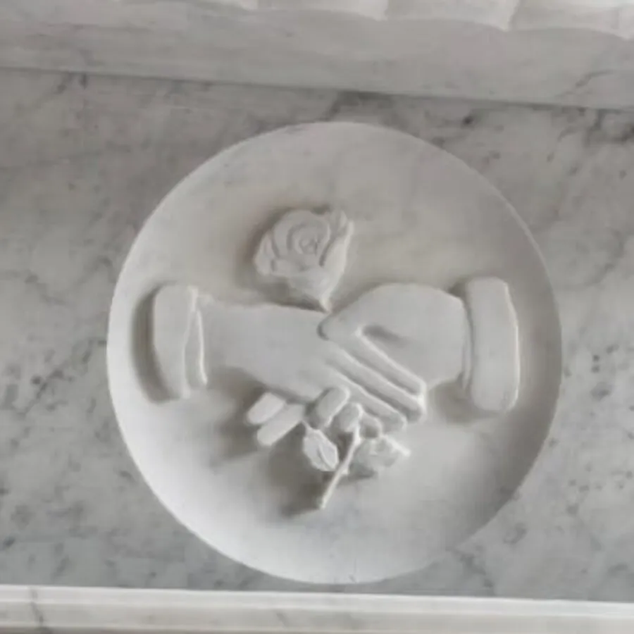 Tallado en mármol: Manos con rosas