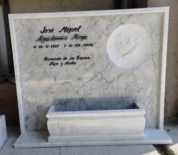 Lápida de mármol tallada a mano por Cat Any, con relieve religioso